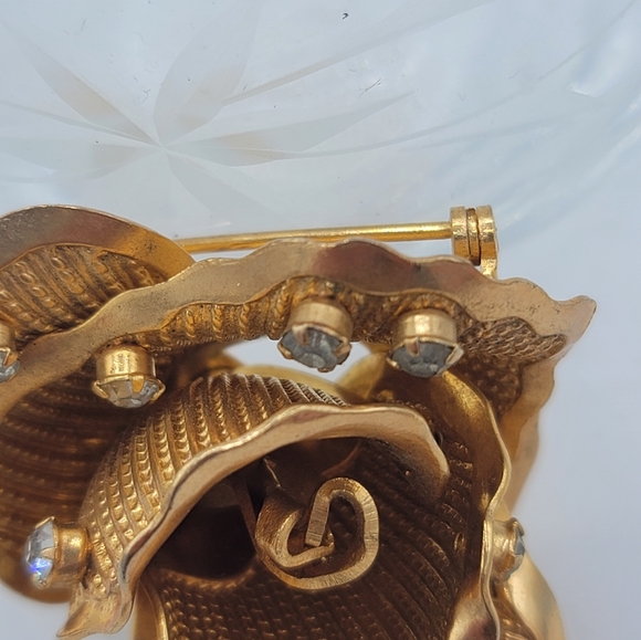 3D Rose Brooch Gold tone w/ Rhinestones & Faux Pearls Midcentury Vintage - Picture 3 of 12